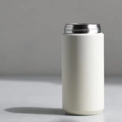 Kinto Travel Tumbler 350ml White 5 Kinto Travel Tumbler 350ml White -Geschäft Für Kaffeebedarf 103194 103194 kinto travel tumbler 350ml white 2 mood