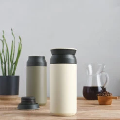 Kinto Travel Tumbler 500ml White -Geschäft Für Kaffeebedarf 103197 103197 kinto travel tumbler 500ml white 2 moodbild