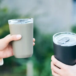 Kinto To-Go Tumbler 360 Ml Mit Stöpsel Khaki -Geschäft Für Kaffeebedarf 105563 105563 kinto togotumbler 360ml with plug khaki 2