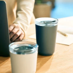 Kinto To-Go Tumbler 360 Ml Mit Stöpsel Khaki -Geschäft Für Kaffeebedarf 105563 105563 kinto togotumbler 360ml with plug khaki 3