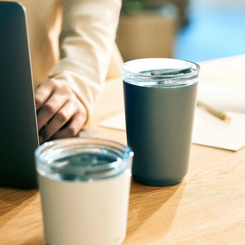 Kinto To-Go Tumbler 360 Ml Mit Stöpsel Silber 4 Kinto To-Go Tumbler 360 Ml Mit Stöpsel Silber – Bild 2